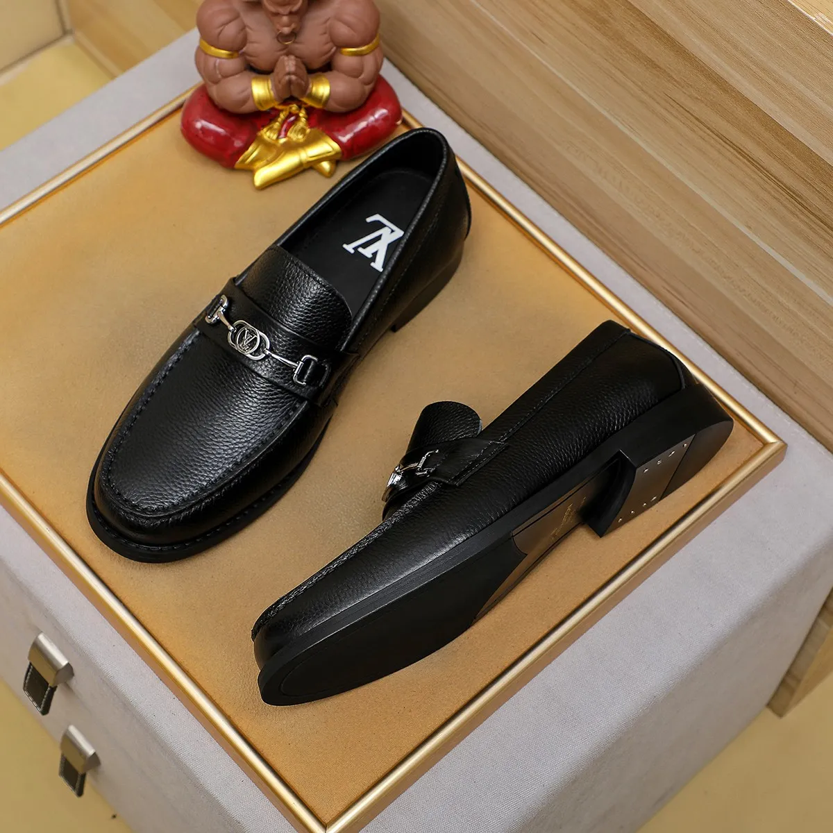 Men's shoes 460 💰 Louis Vuitton LV ® 🆕 model 🔛 full shoe counter, first layer cowhide, 🐂leather lining casual shoes for men, super soft outsole, a must-have for driving. Synchronized with the counter, original first layer cowhide, completely 1:1 mold customization 🌹 top version, color optional! Number: 38-44 (45.46 customized)